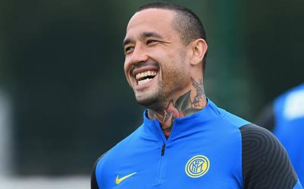 Radja Nainggolan, 32 anni, sorride sui campi di Appiano. GETTY