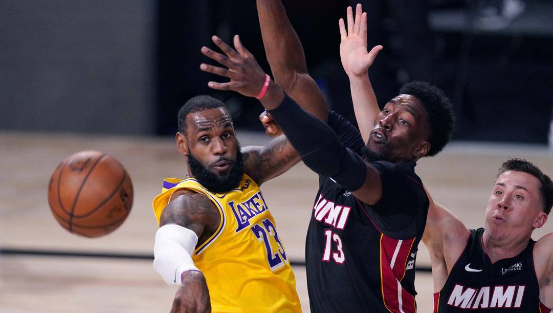 LeBron James, 35 anni, e Bam Adebayo, 23, di fronte in gara-1. LaPresse 