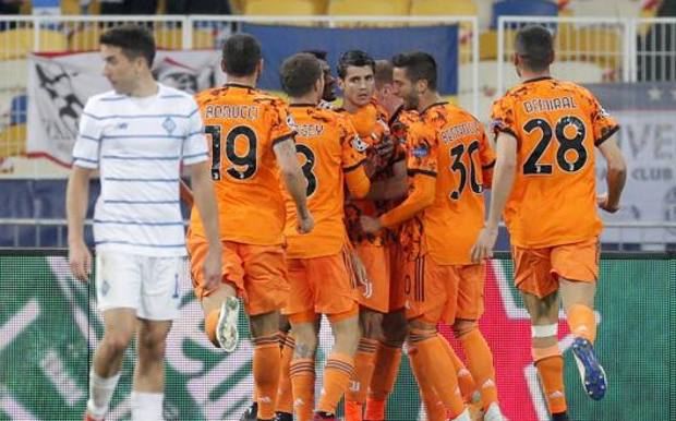 Alvaro Morata festeggiato dai compagni. Epa Alvaro Morata festeggiato dai compagni. Epa