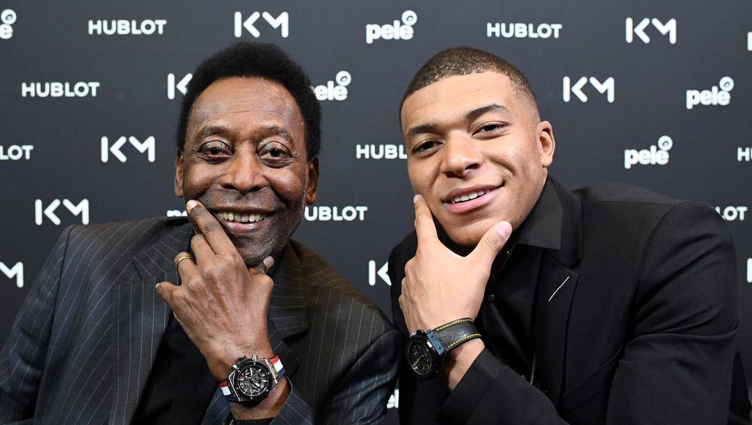 Pelé, icona senza tempo, e Mbappé, icona dei nostri giorni, posano assieme per lo sponsor. Afp 