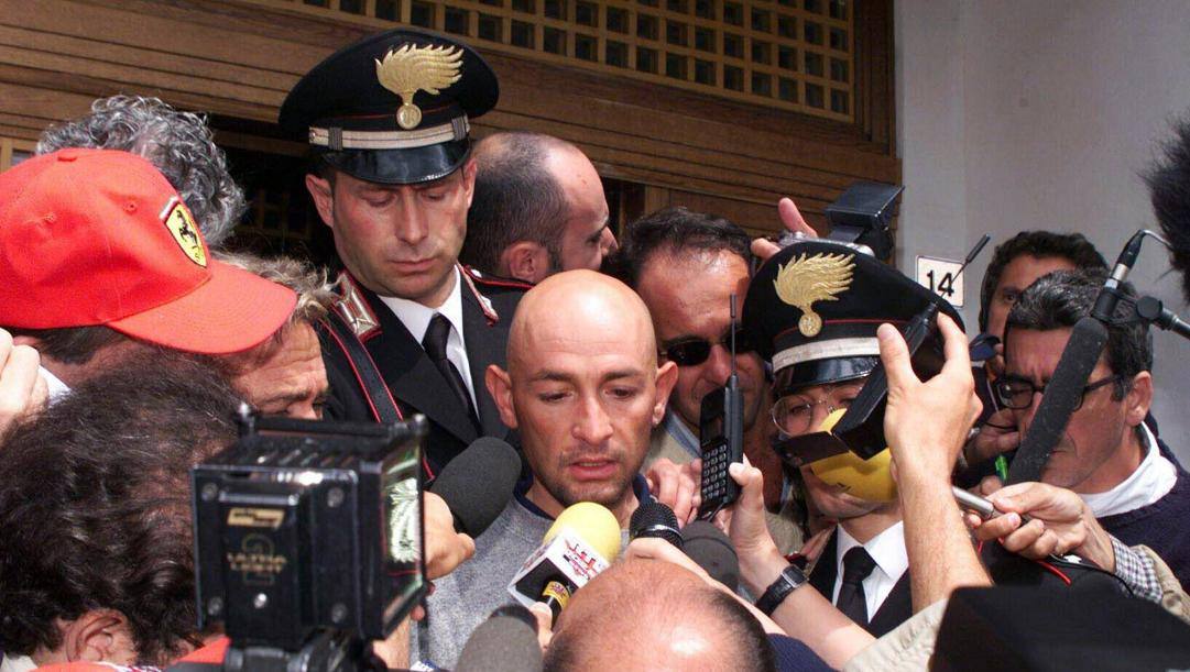 Madonna di Campiglio, 5 giugno 1999: Marco Pantani parla ai giornalisti dopo il controllo antidoping. Bettini 