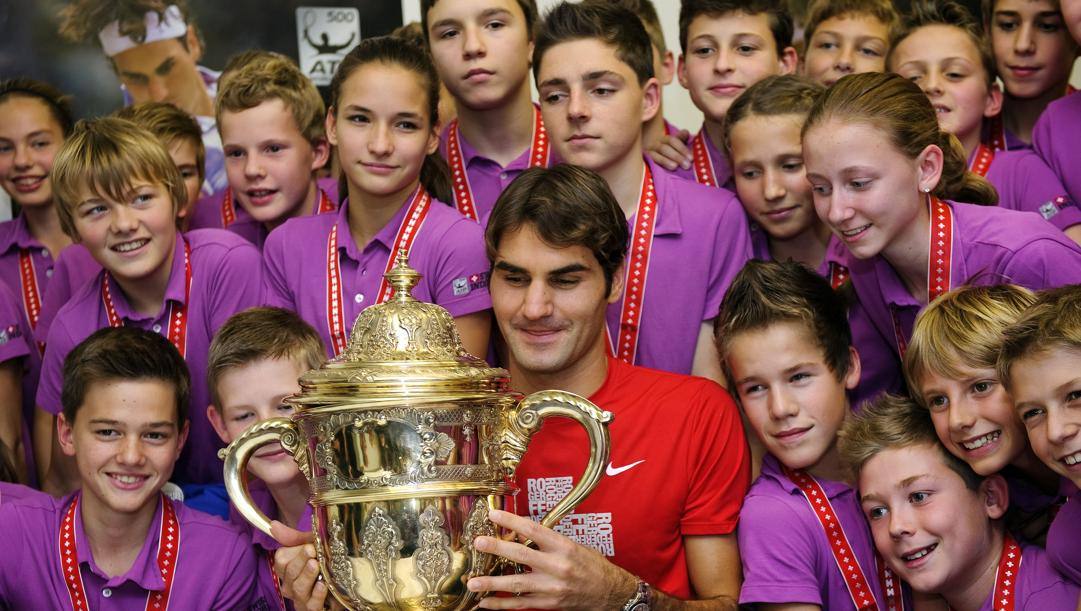 Federer con i raccattapalle a Basilea AFP 