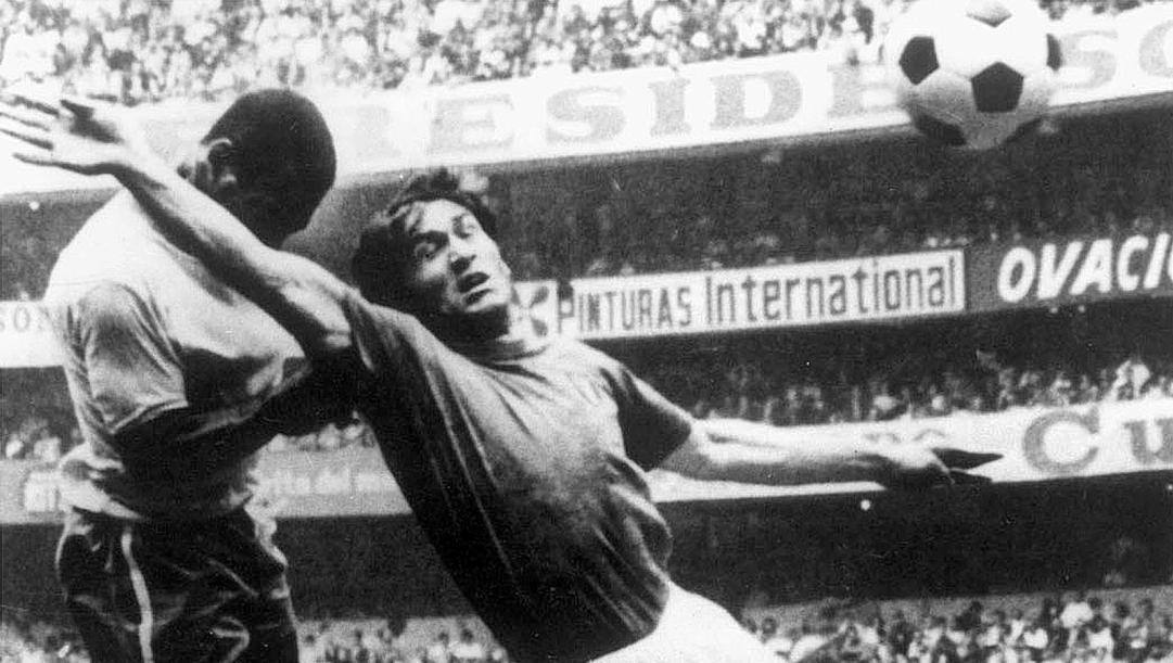 Pelé supera Burgnich nella finale mondiale di Messico '70 