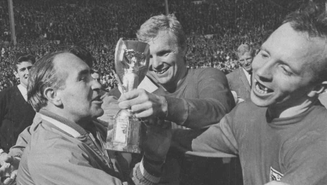 Nobby Stiles, a destra, con la Coppa del Mondo nel '66. Ap 