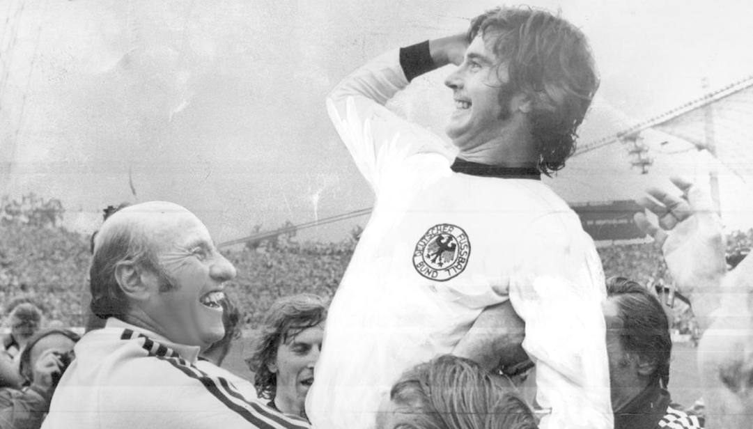 Gerd Muller festeggia con il ct Helmut Schoen la vittoria del Mondiale 1974 