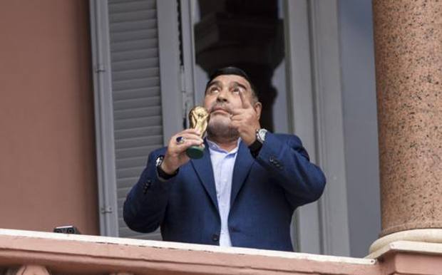 Diego Armando Maradona rivolge lo sguardo verso il cielo. Getty 