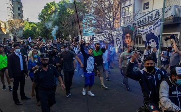 Folla davanti all’ospedale di Buenos Aires dove era ricoverato Maradona. Epa 