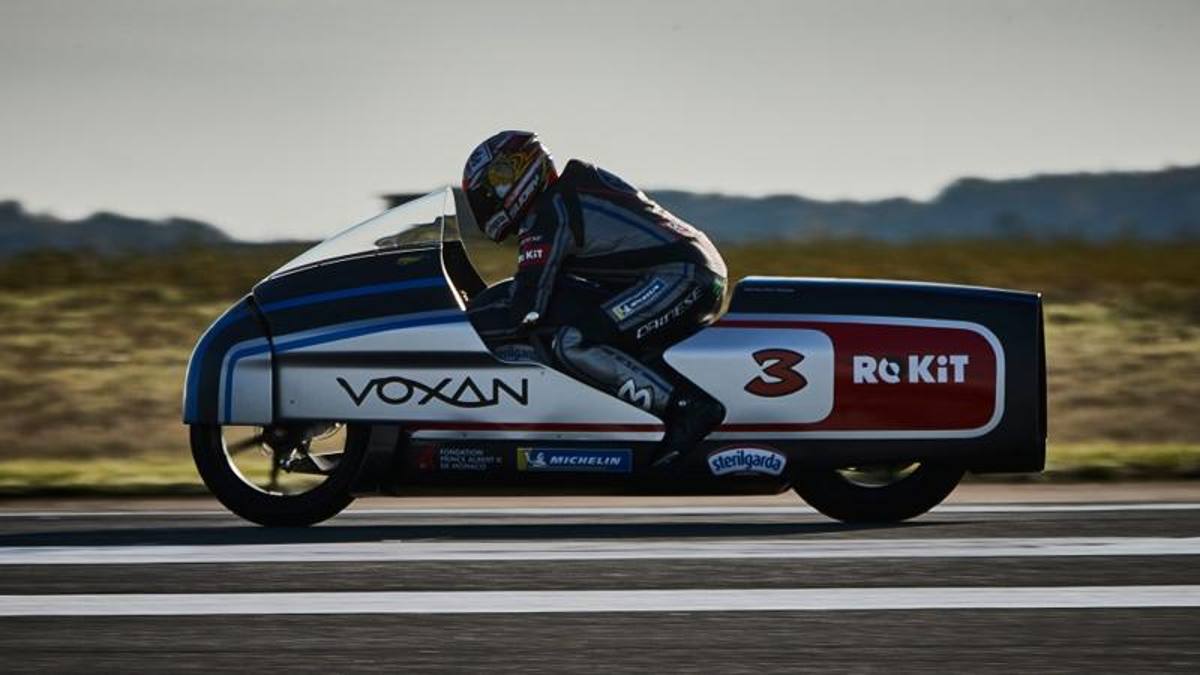 Max Biaggi a 408 km/h su una moto elettrica: è il rider più veloce del mondo
