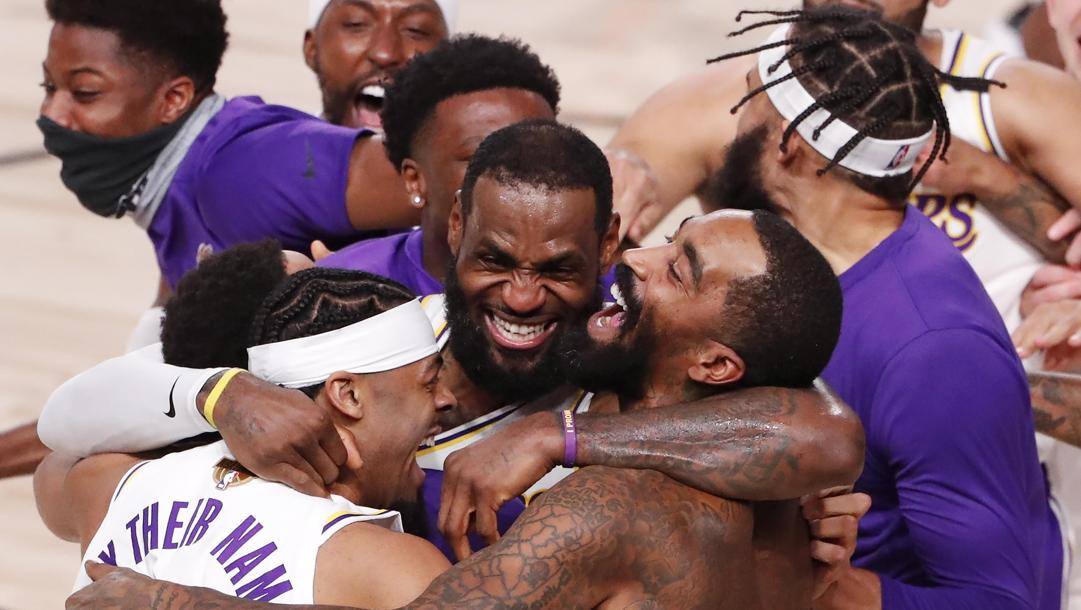 La festa dei Lakers, con LeBron James al centro, per il titolo vinto lo scorso 11 ottobre. Epa 