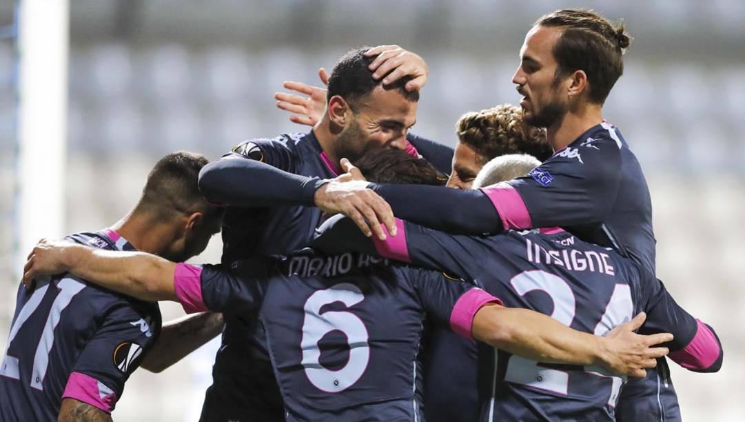 Il Napoli festeggia il gol. Epa Il Napoli festeggia il gol. Epa