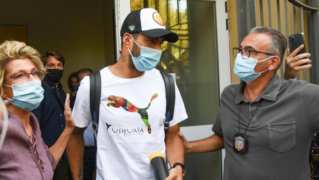Luis Suarez all'uscita dall'Università per Stranieri di Perugia. Ansa 