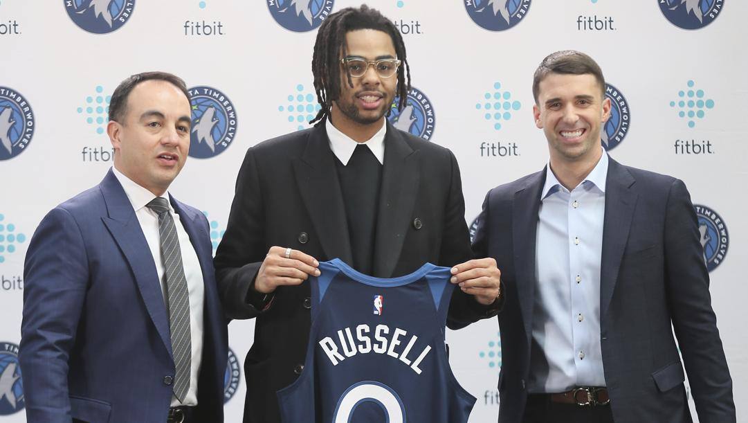 Gersson Rosas, plenipotenziario Wolves, D'Angelo Russell e coach Ryan Saunders. Ap 