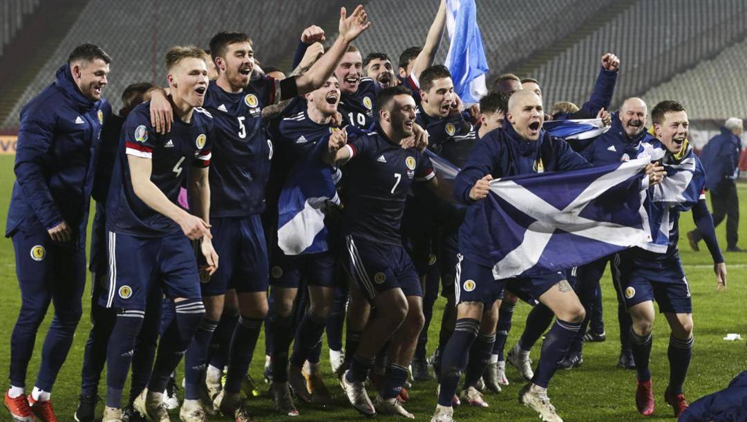 La Scozia festeggia il ritorno all'Europeo dopo il successo ai rigori sulla Serbia. Lapresse 