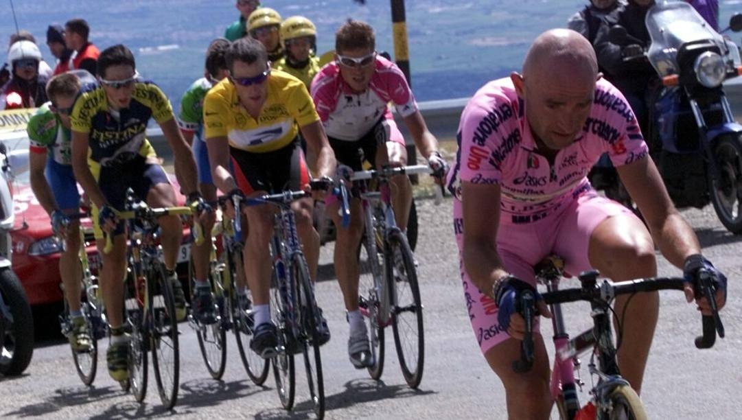 Marco Pantani stacca tutti nella tappa da Carpentras a Mont Ventoux del Tour de France del 2000. Ap 