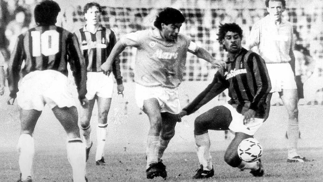 Diego Maradona in azione contro Rijkaard e il Milan. Ansa 