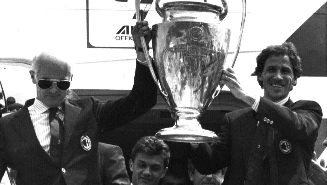 Arrigo Sacchi con Franco Baresi e la Coppa dei Campioni vinta nel 1989 a Barcellona. Ansa 