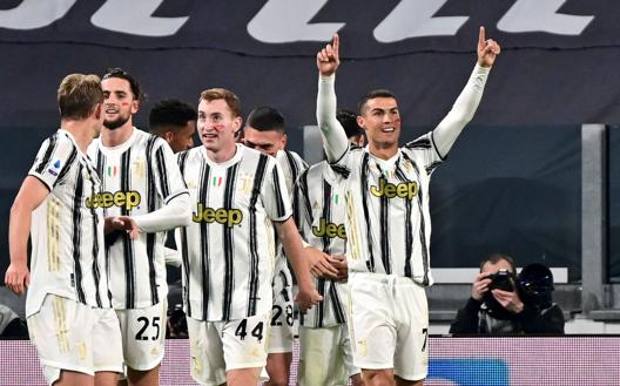 Ronaldo festeggia accanto a Kulusevski. Afp Ronaldo festeggia accanto a Kulusevski. Afp