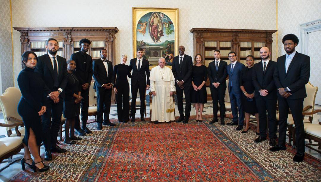 La delegazione Nbpa con Papa Francesco nella foto ricordo di questa storica udienza. Vatican Media 