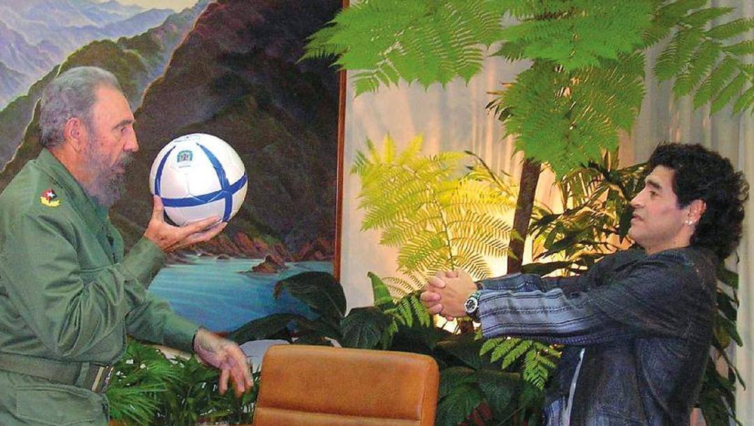 Maradona col suo grande amico Fidel Castro. Afp 
