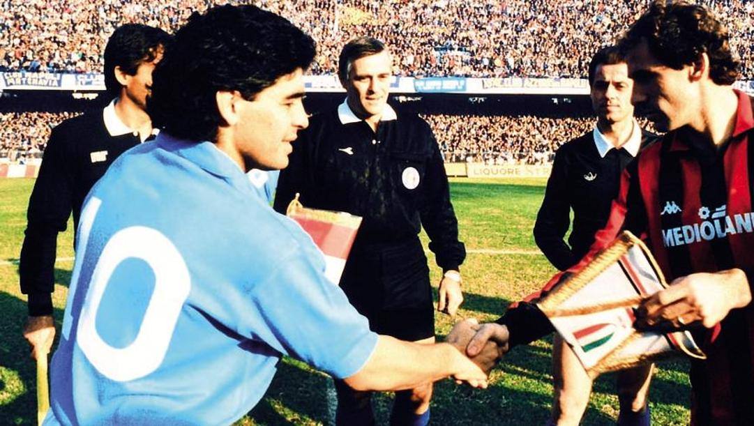 Maradona e Franco Baresi in un Napoli-Milan del 1988. Getty 