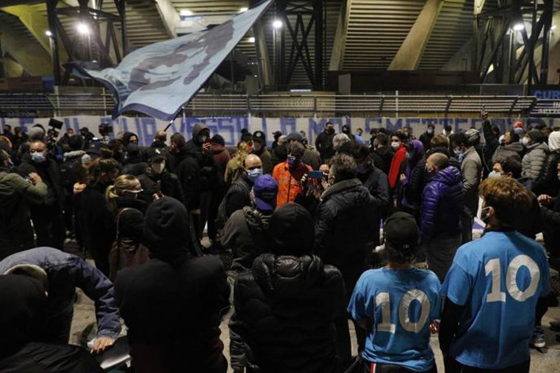  I tifosi accorsi allo stadio San Paolo dopo aver appreso la notizia della morte di Diego Armando Maradona  . Lapresse  