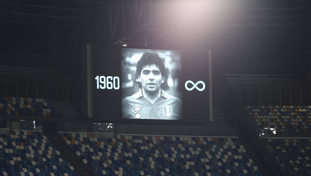 L'immagine di Maradona proiettata sul maxischermo dello stadio di Napoli. Lapresse 