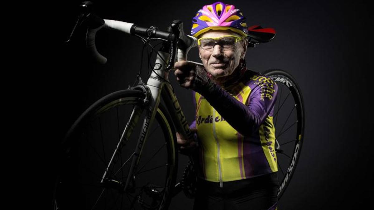 Marchand, 109 anni e primatista dell'Ora dei centenari, scrive a Macron: “Più libertà per la bici“