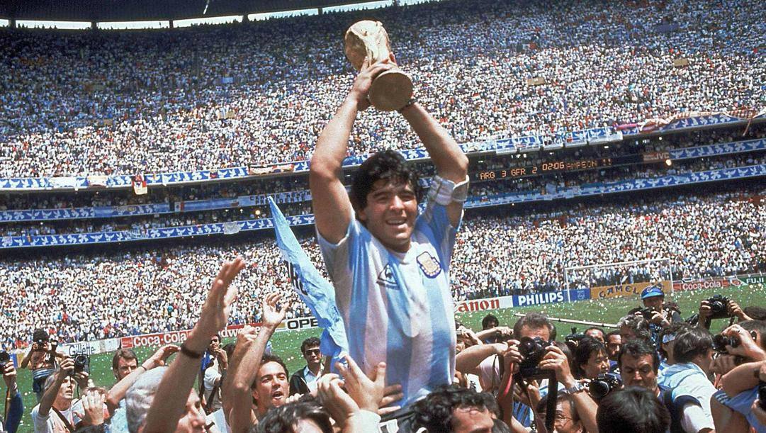 Diego Armando Maradona con la coppa del mondo nel 1986. AP 