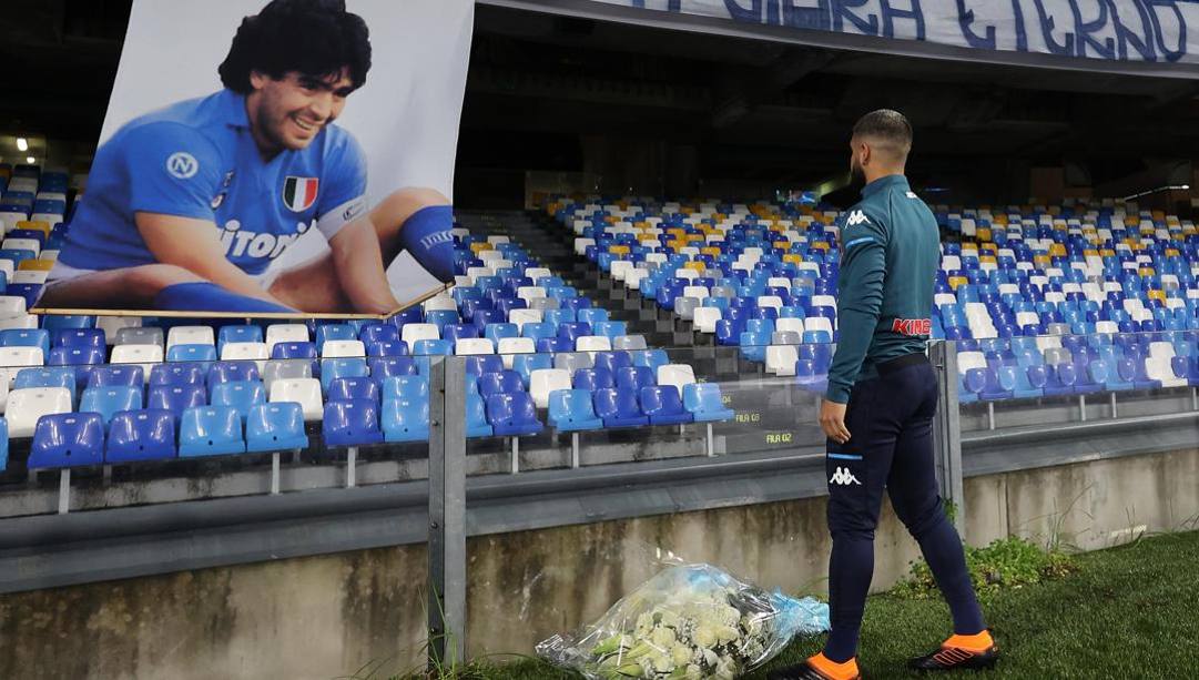 Lorenzo Insigne omaggia Maradona con un mazzo di fiori. LaPresse 