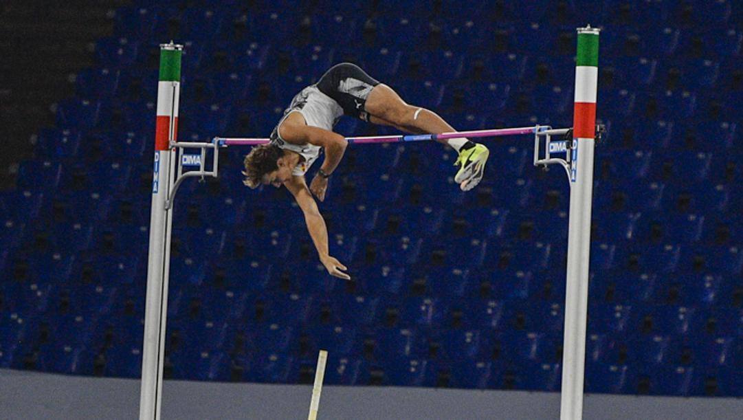 Il salto record di Armand Duplantis, 21 anni, al Golden Gala di Roma.  