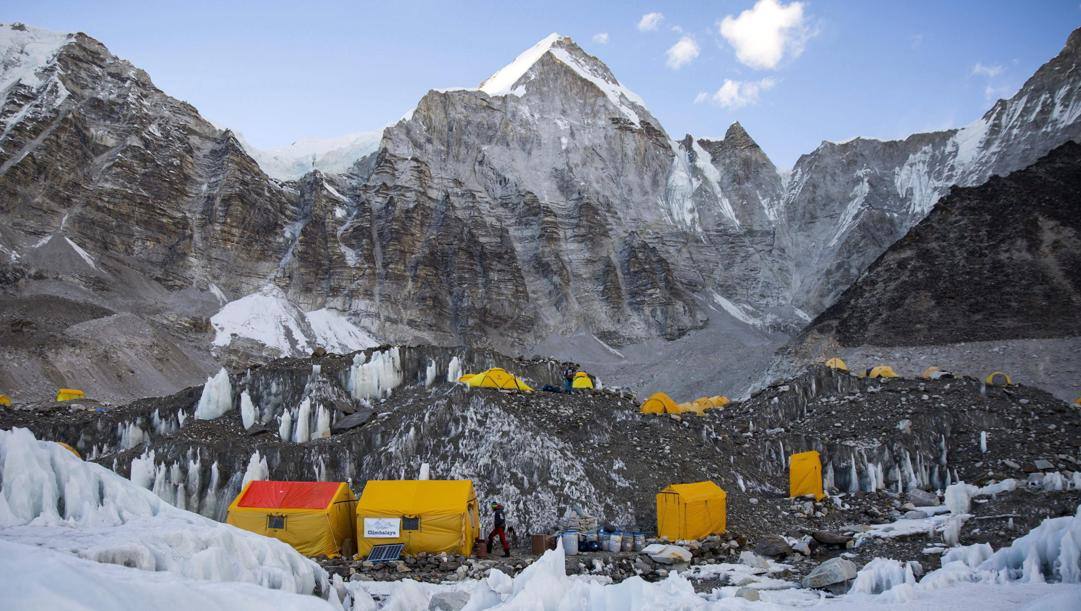 Il campo base dell'Everest. Sullo sfondo, la vetta 