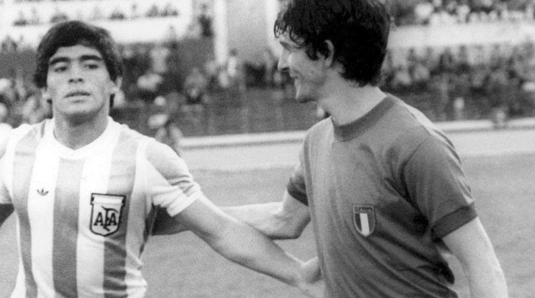 Diego Maradona con Paolo Rossi. 