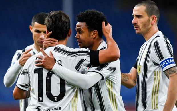 La Juve festeggia il gol di Dybala. Ansa La Juve festeggia il gol di Dybala. Ansa