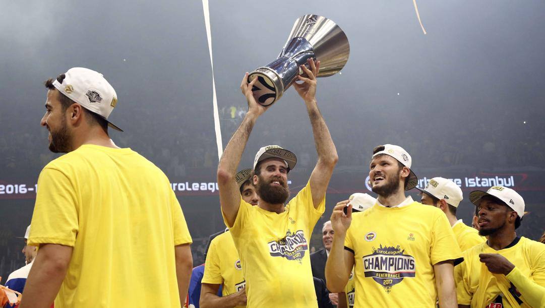 Gigi Datome con l'Eurolega vinta nel 2017 con il Fenerbahce a Istanbul. Ciamillo 