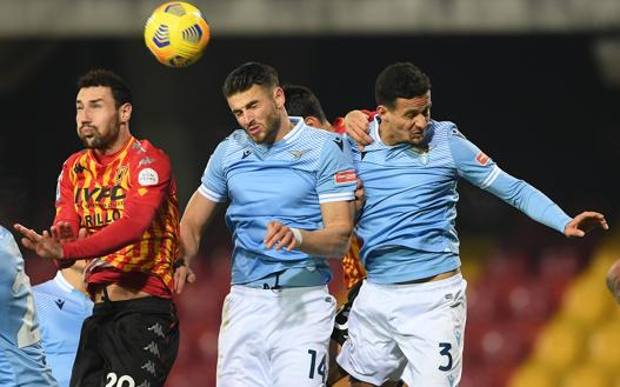 Duello aereo tra Ionita e Hoedt. Getty Duello aereo tra Ionita e Hoedt. Getty