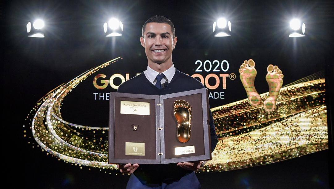 Cristiano Ronaldo con il Golden Foot Award. Getty 