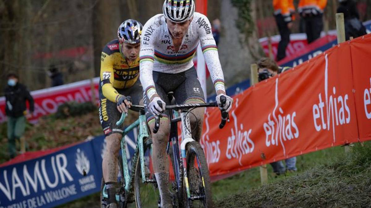 Ciclocross a Namur: Van der Poel da applausi, Van Aert si inchina