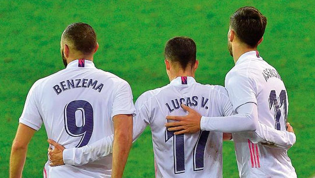 Karim Benzema, Lucas Vasquez e Marco Asensio festeggiano il 3-1 contro l'Eibar nell'ultima partita della Liga 