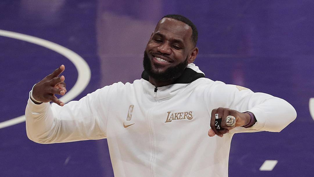 LeBron James mostra l'anello vinto coi Lakers, il quarto della sua carriera. Epa 