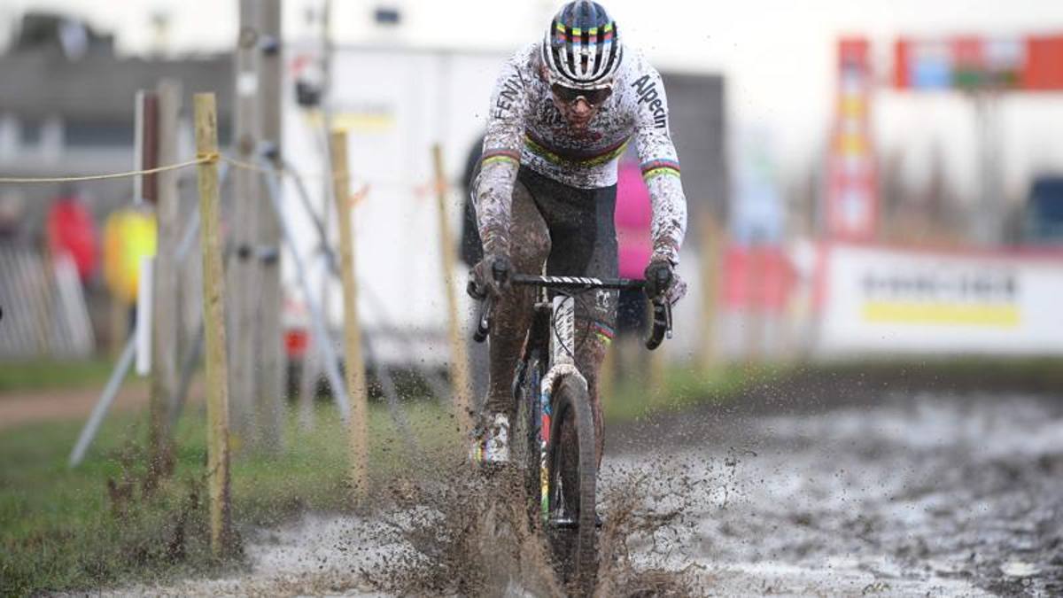Van der Poel non si ferma mai: altro trionfo nel ciclocross