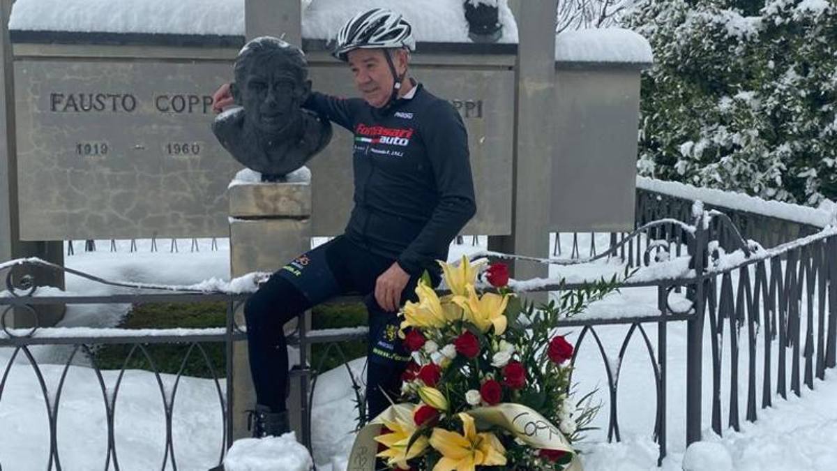 La messa e un mazzo di fiori: neve e zona rossa non frenano l'amore per Coppi