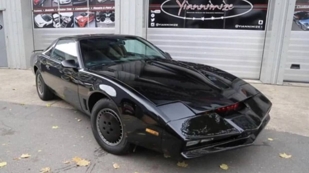 Kitt, auto del telefilm Supercar, va all'asta. E Hasselhoff la consegna