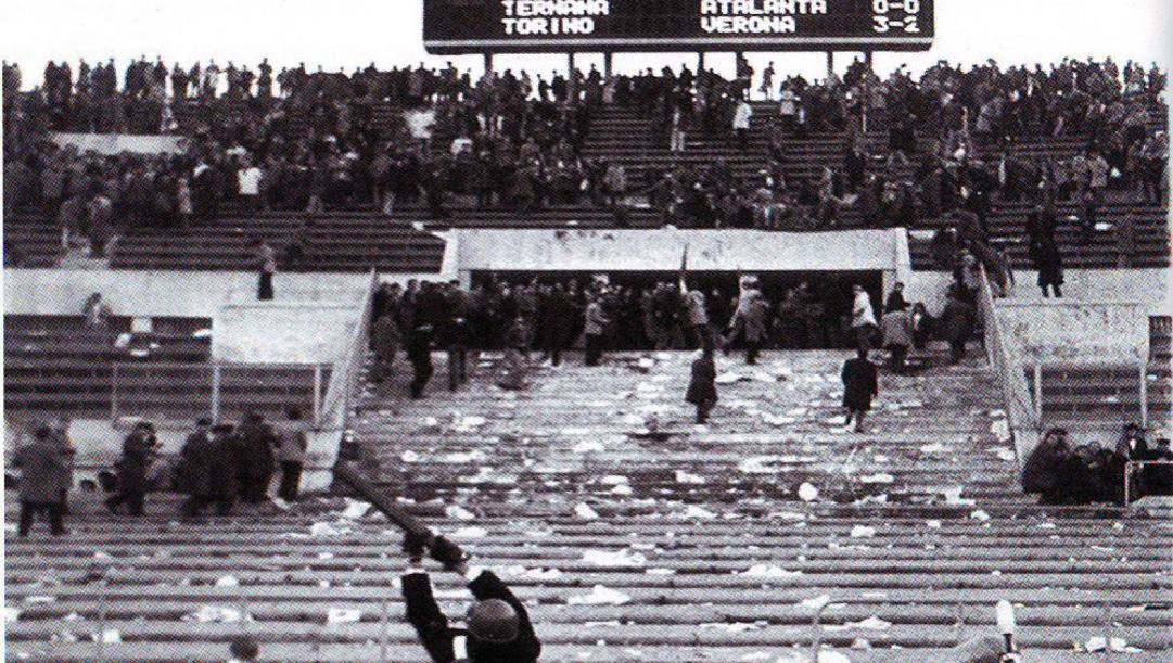 La polizia cerca di disperdere i tifosi sugli spalti dell'Olimpico durante quel Roma-Inter del 1972 