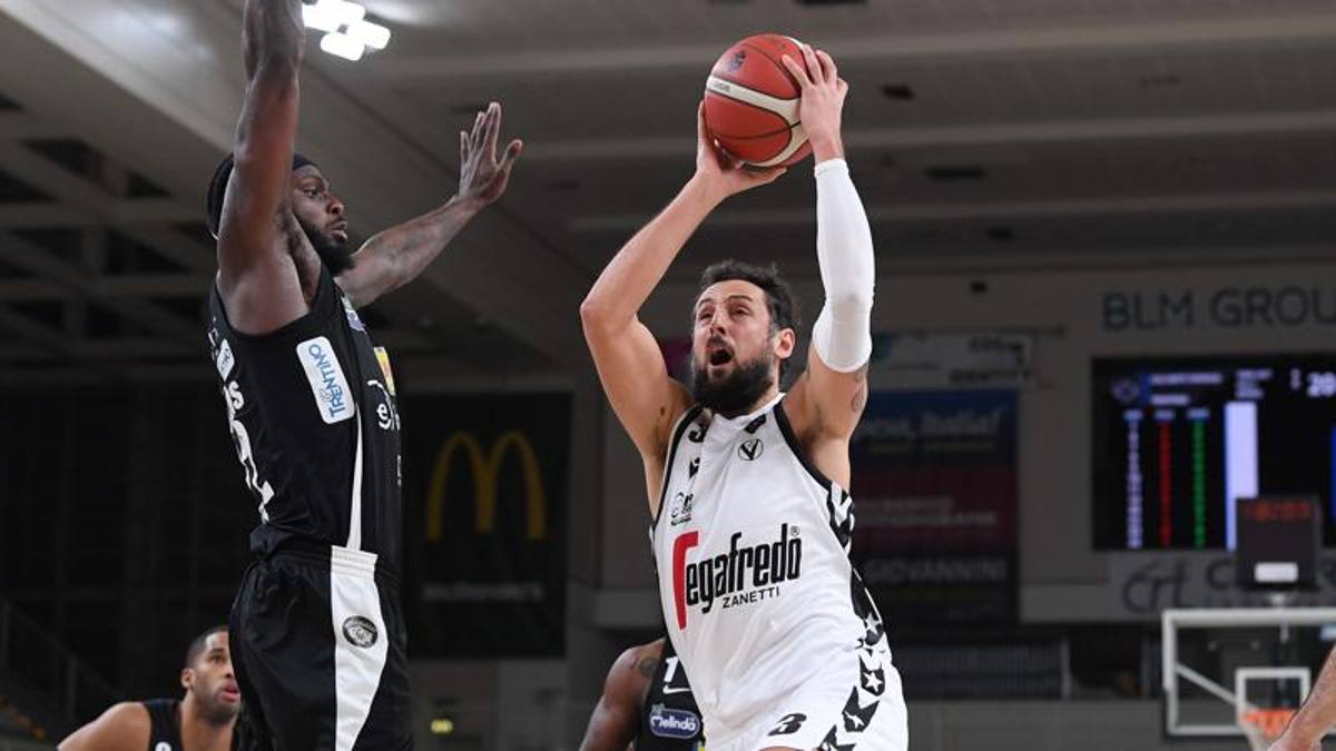 Quanto è bella la Virtus da trasferta: Trento stesa, settima vittoria di fila