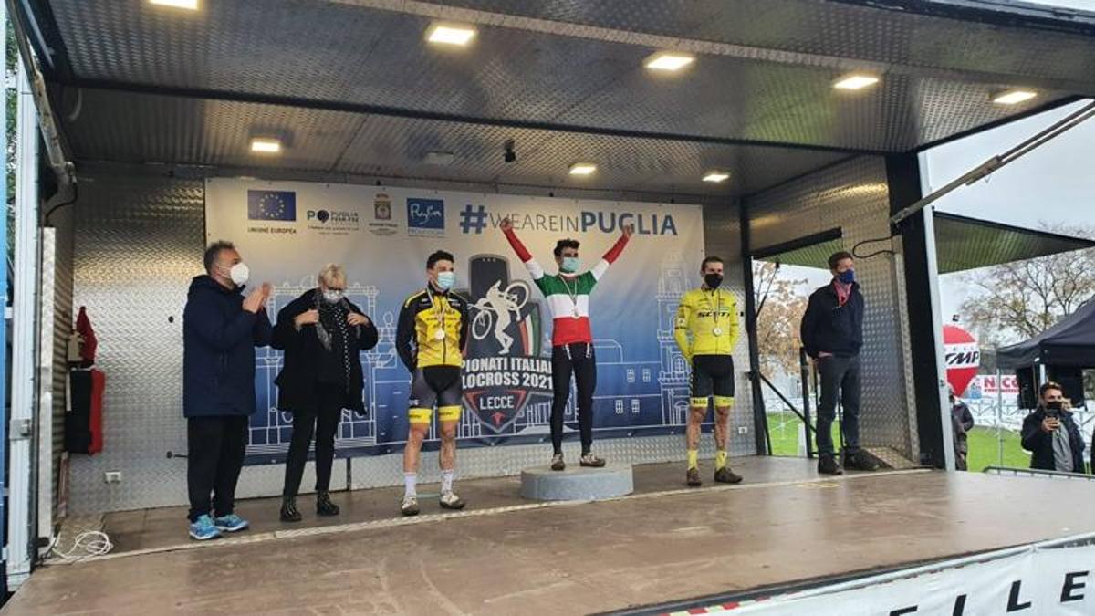 Cross, a Bertolini il Tricolore: Aru chiude 10°. Donne, trionfo della Arzuffi