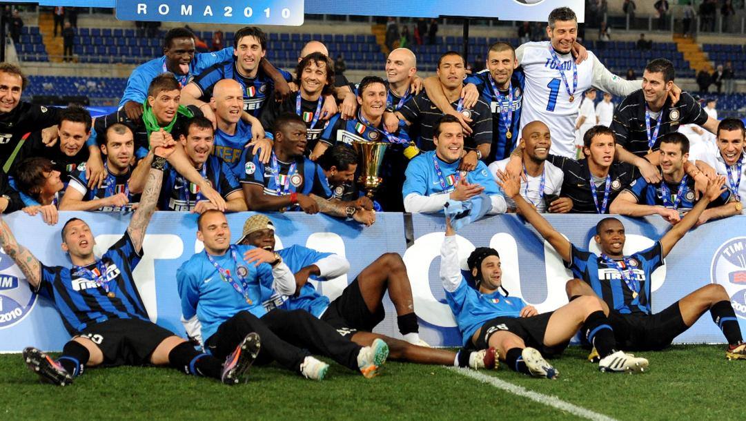 L'Inter vincitrice della Coppa Italia 2009-10 posa col trofeo dopo aver sconfitto la Roma 1-0. Ansa 