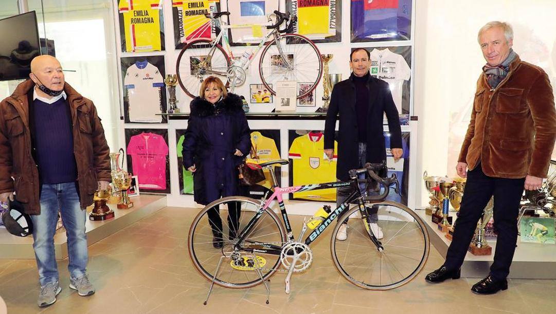 La  Bianchi nel Museo Pantani a Cesenatico con mamma Tonina, papà Paolo, l c.t. Davide Cassani e, ultimo a destra, l'imprenditore Carlo Pesenti. Isolapress  