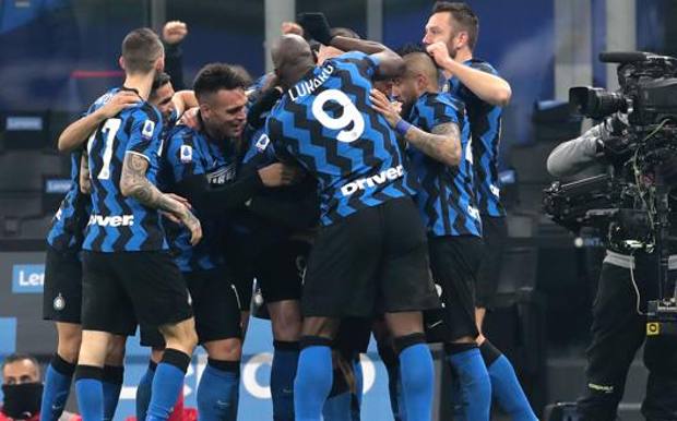 L'Inter festeggia il gol del 2-0. Getty 