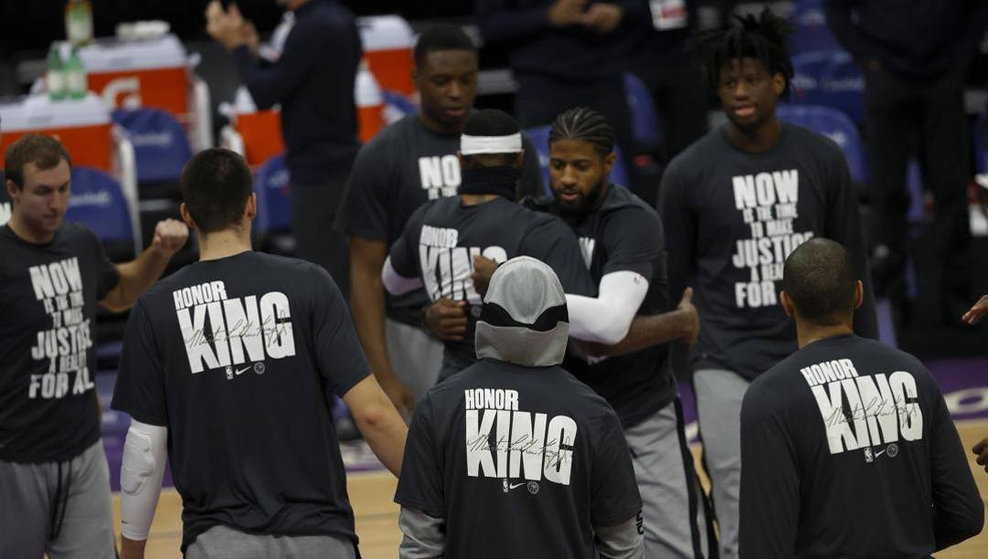 I Clippers nel prepartita indossano le maglie dedicate a Martin Luther King. Epa 