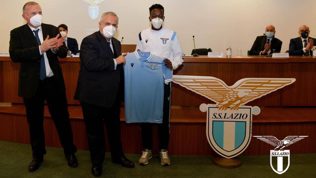 Il presidente della Lazio Claudio Lotito con Larson Coulibaly FOTO: S.S. LAZIO 